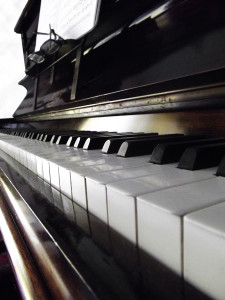 piano-with-glasses-and-music-1411924